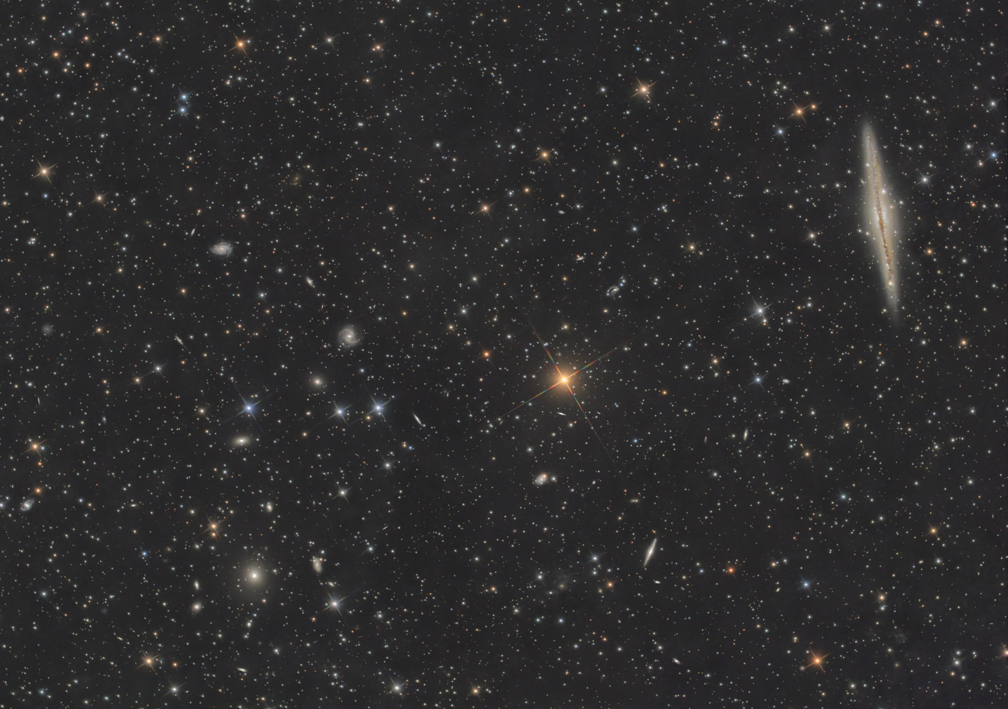 Edge-on-Galaxie NGC 891 und Abell 347 Galaxiehaufen